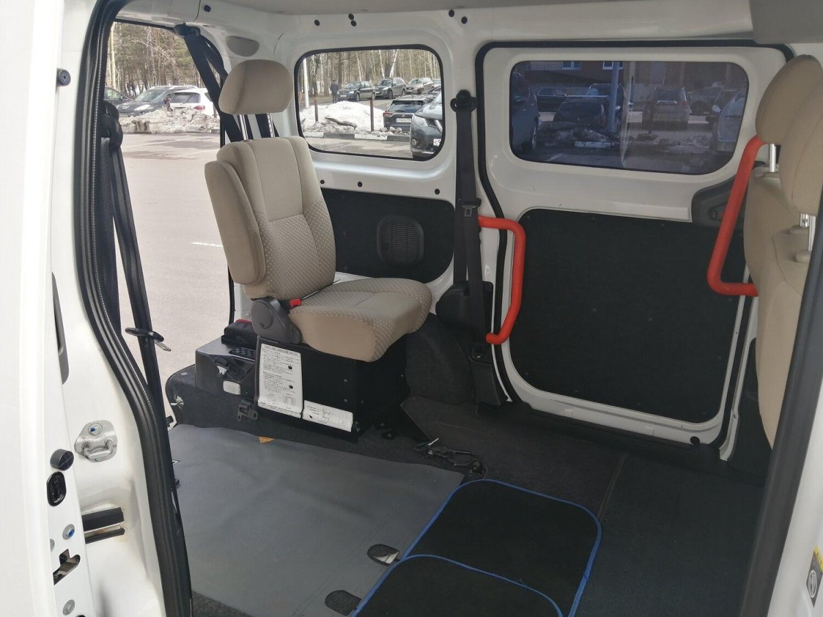 Ниссан нв 200 внутри