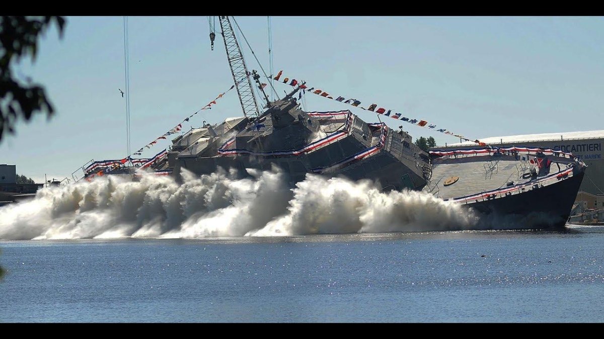 Корабль спускают на воду