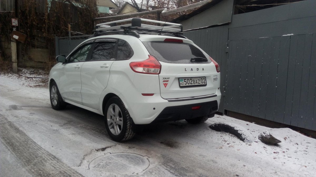 Лада Икс Рей с багажником на крыше