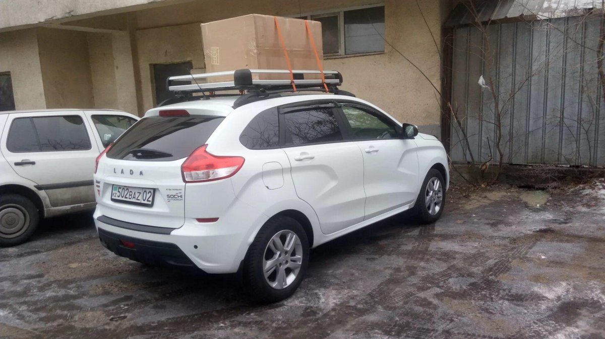 Лада Икс Рей с багажником на крыше