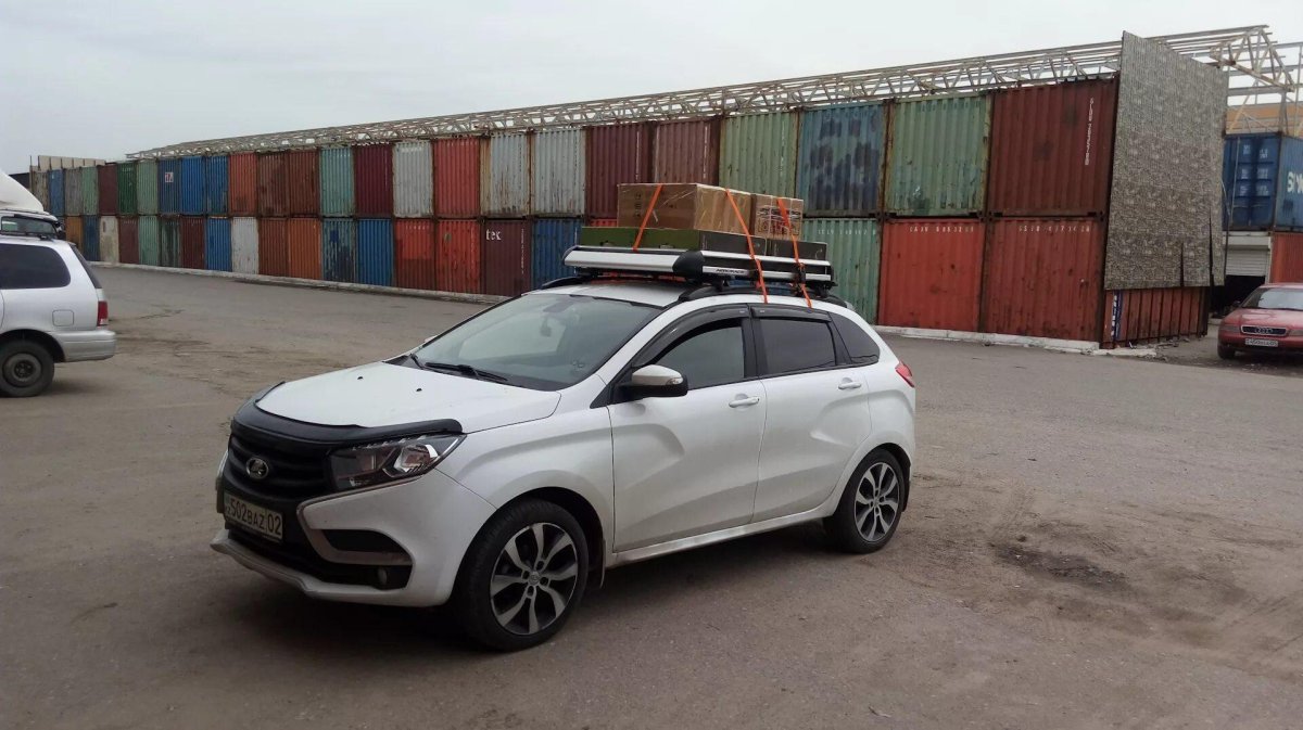 Лада Икс Рей с багажником на крыше