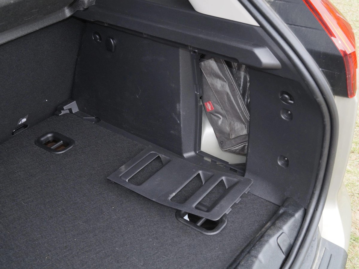 Lada XRAY прикуриватель в багажнике