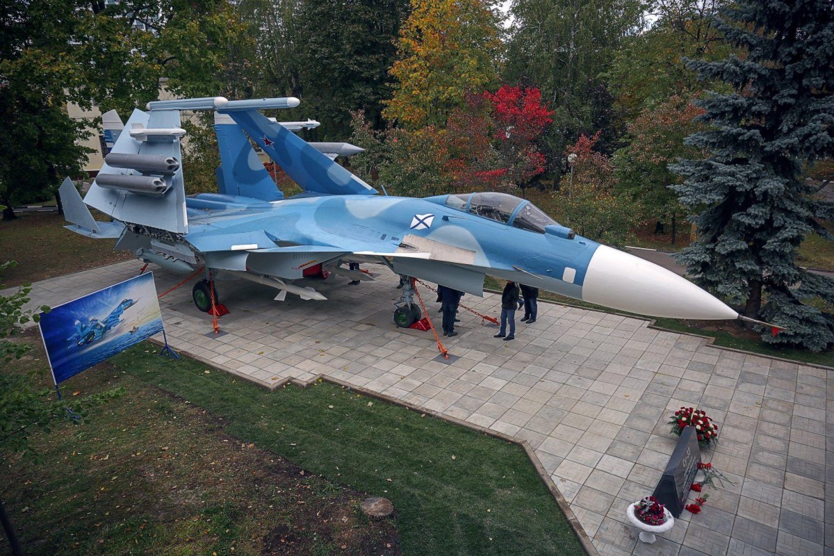 Памятник Су-33 в ОКБ сухого