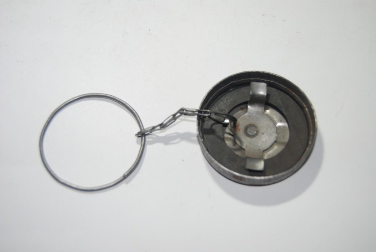 Крышка топливного бака Москвич 2140