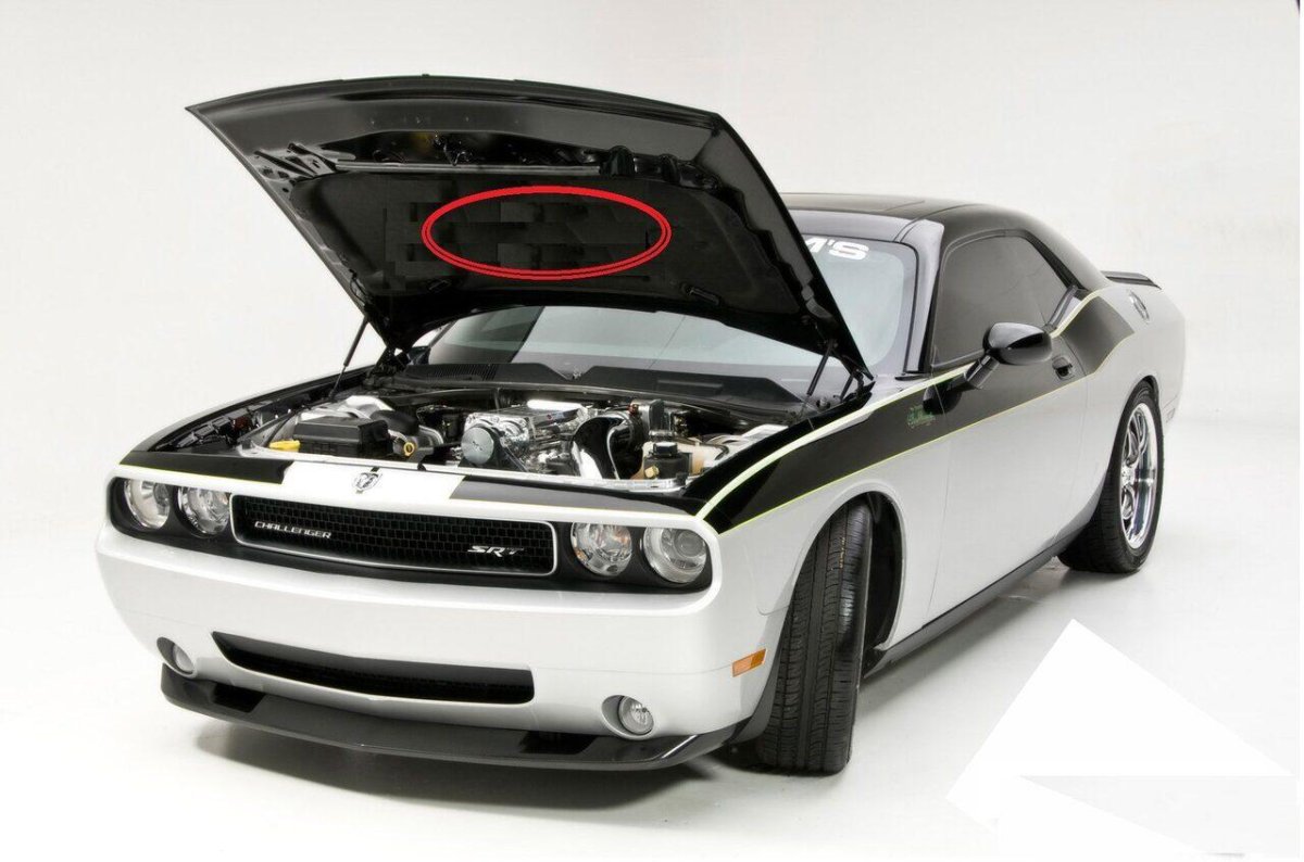 Открытый капот dodge Challenger