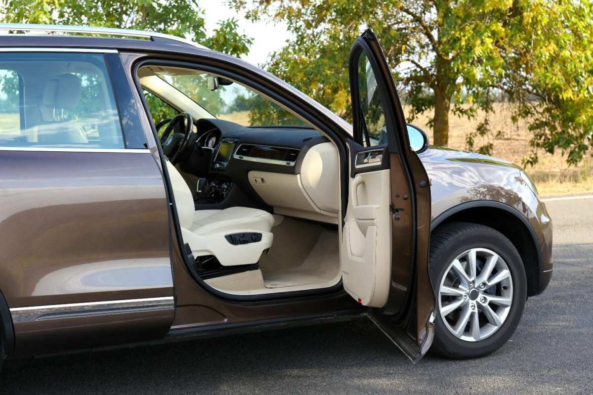 Дверь автомобиля