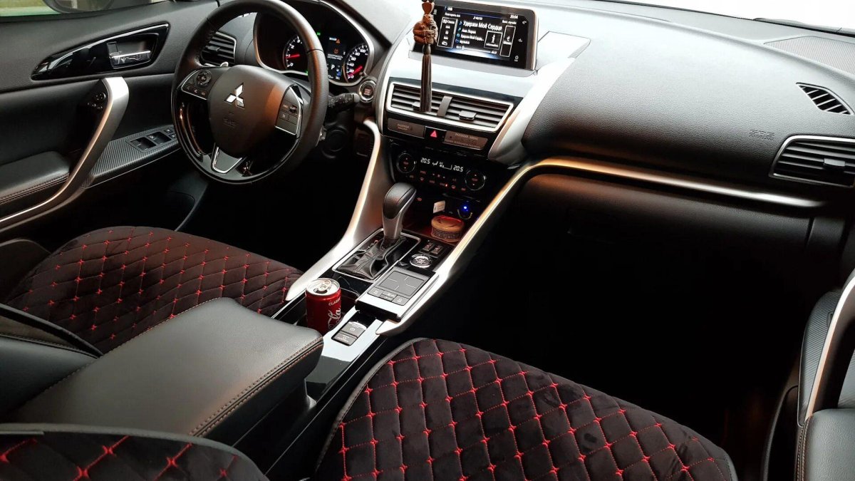 Мицубиси Эклипс кросс салон