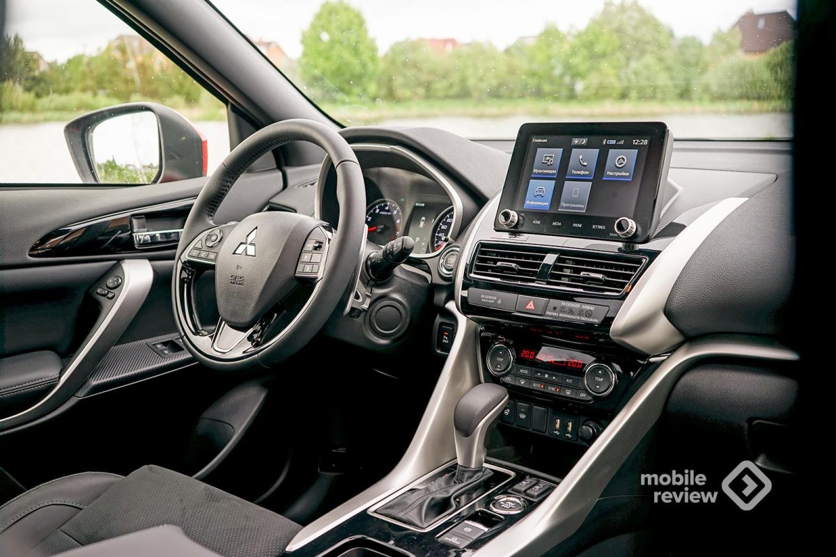 Мицубиси Эклипс кросс салон