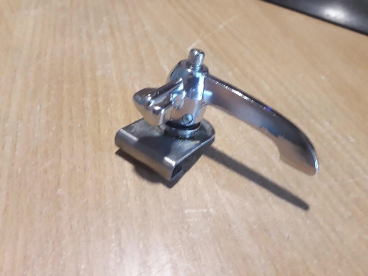 Замок форточки ВАЗ 2101