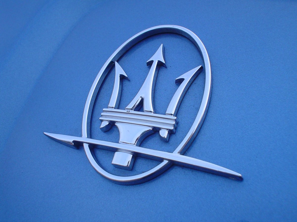 Мазерати значок