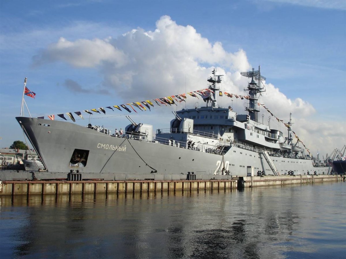 Смольный 300 военный корабль