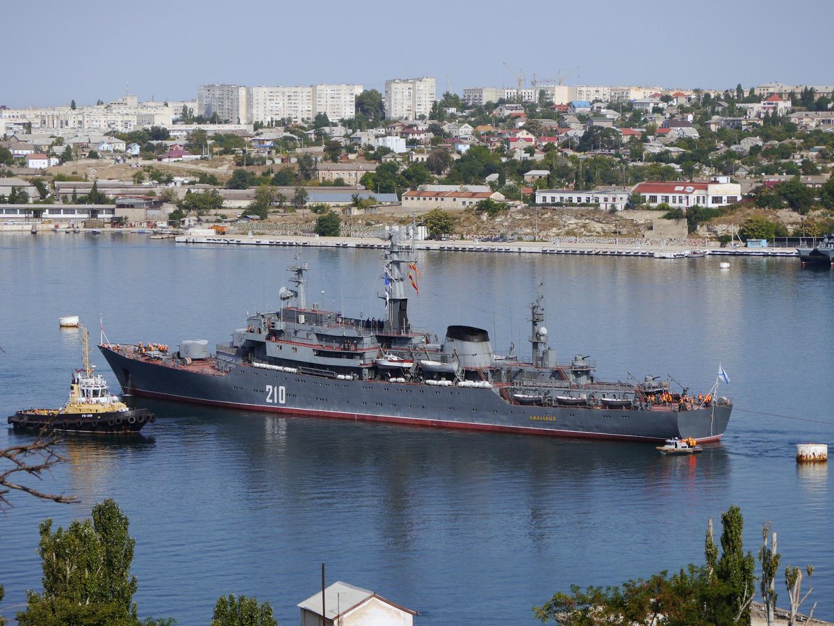 Корабль Смольный 300