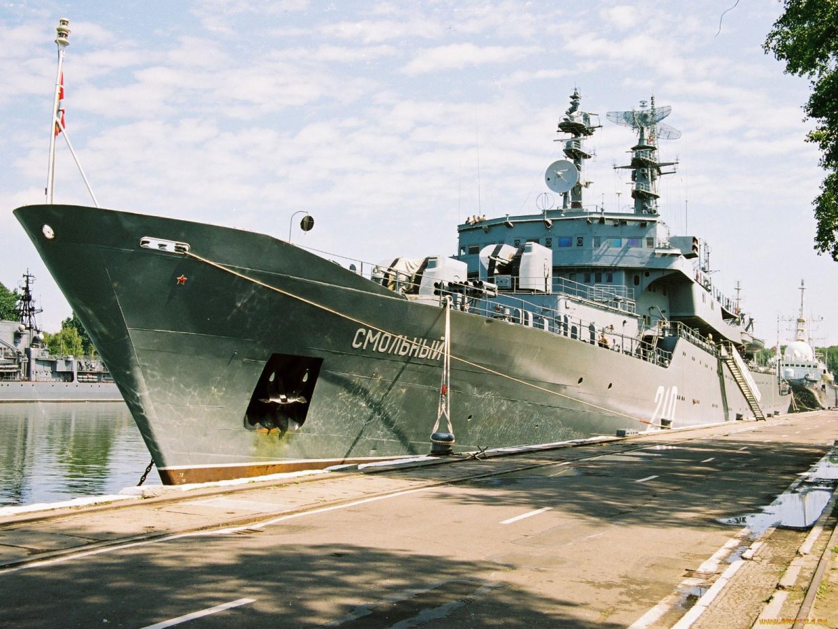 Учебный корабль ВМФ России Смольный