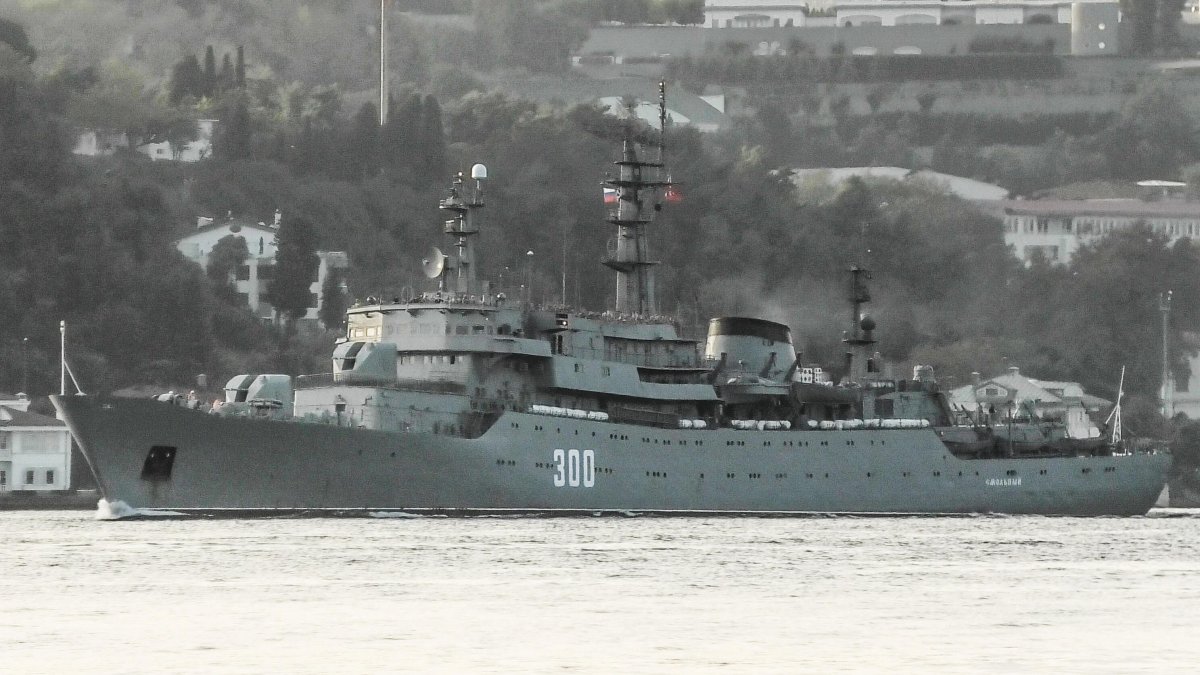 Смольный 300 военный корабль