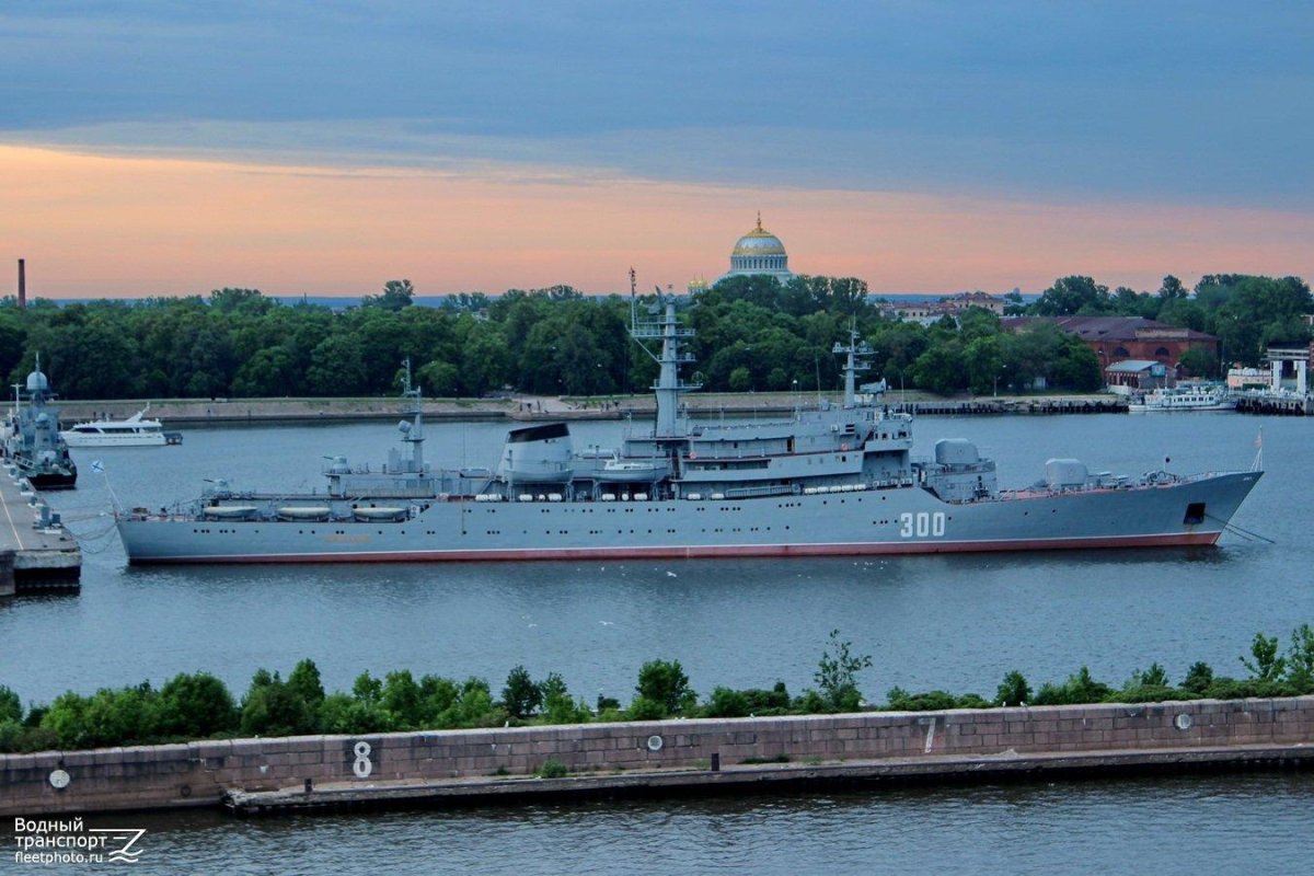 Корабль Смольный 300