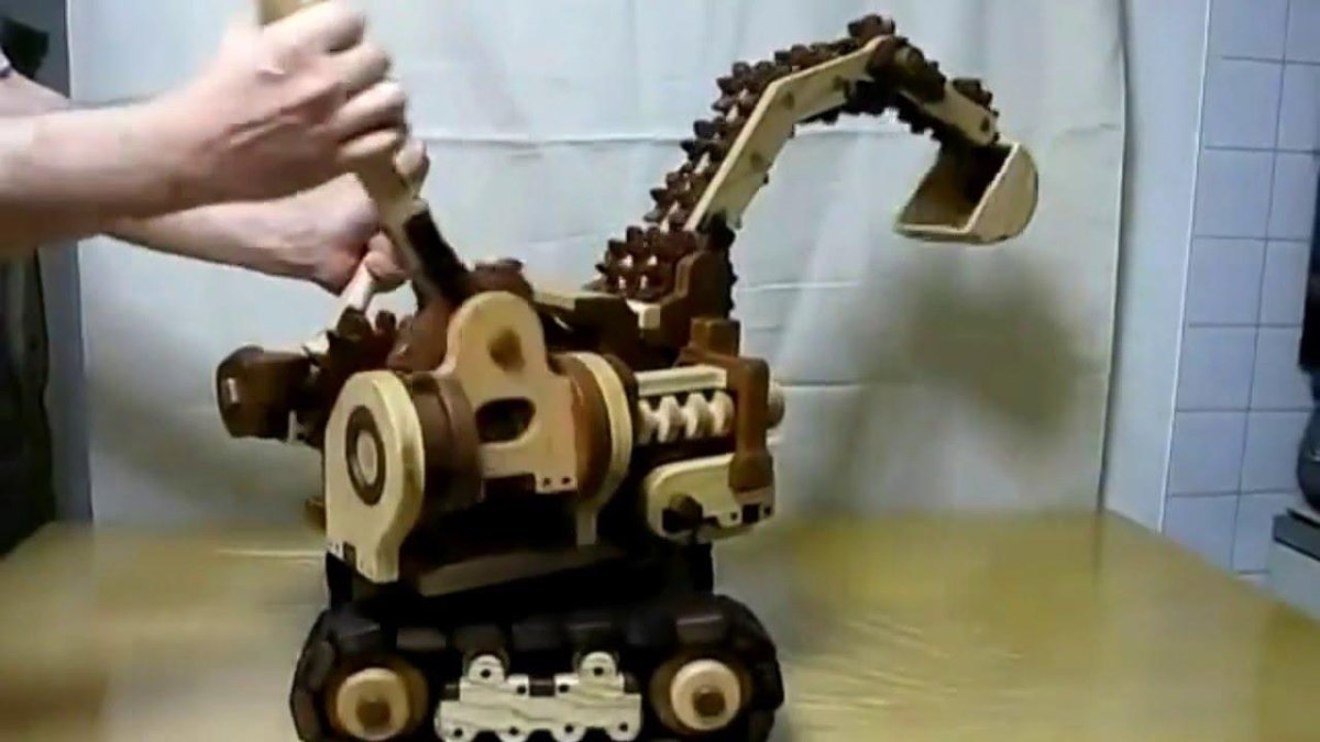 Модель экскаватора из дерева