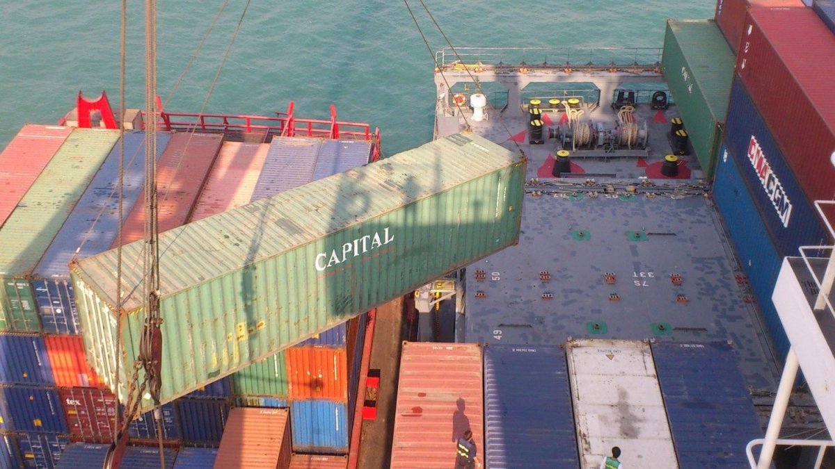 Грузовой трюм морского контейнеровоза