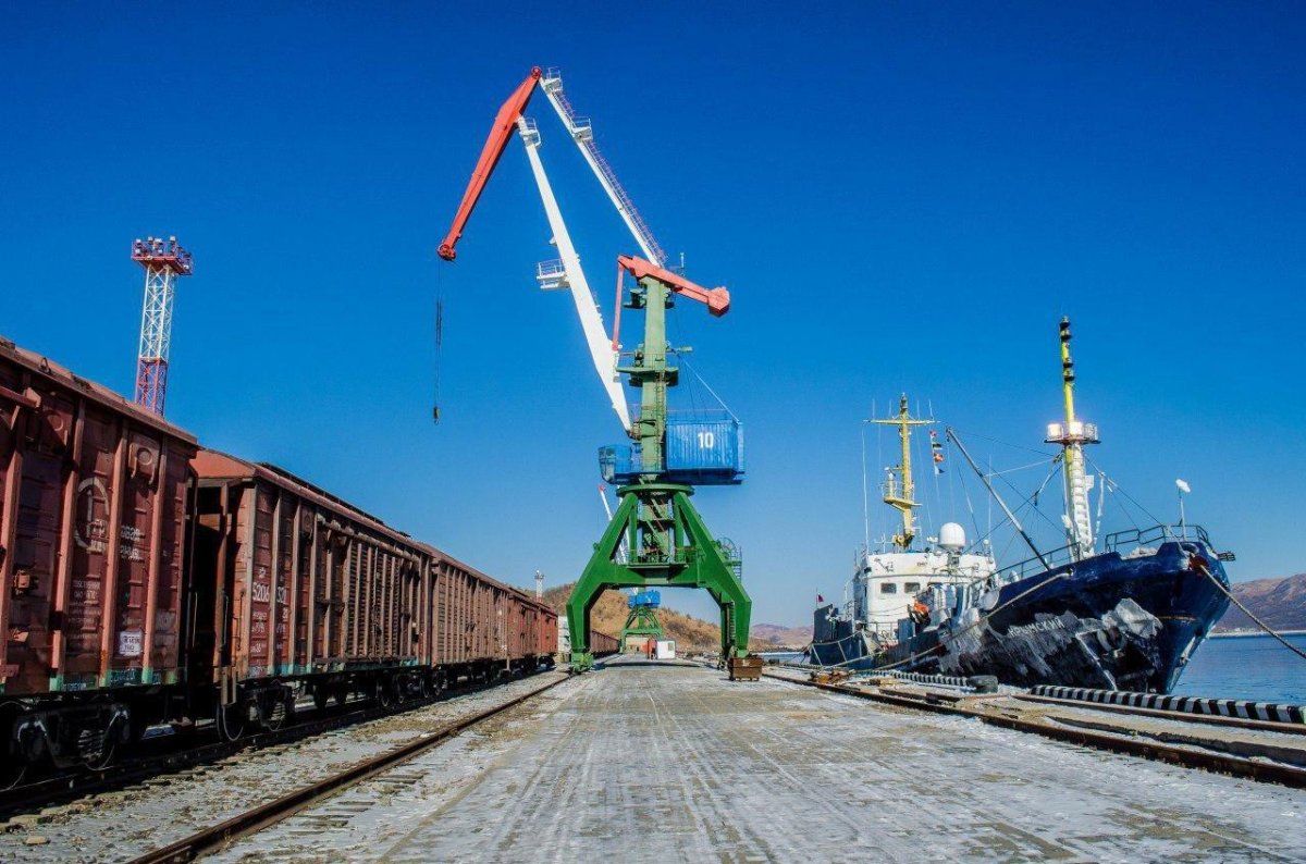 Перевалка грузов в морском порту России