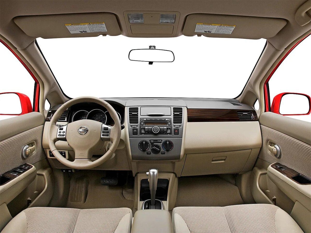 Nissan Tiida 2005 салон