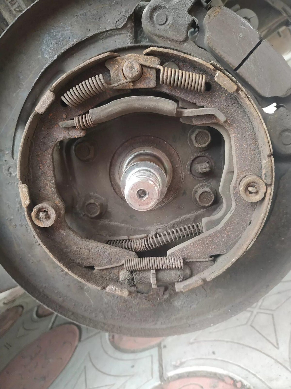 Mitsubishi Lancer 9 задние колодки ручника