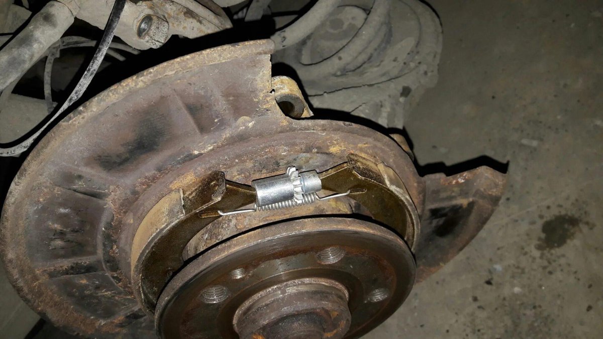 Мерседес v класс замена колодок ручника