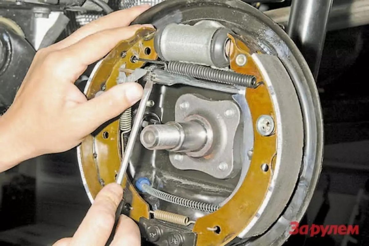 Механизм задних тормозов Рено Логан