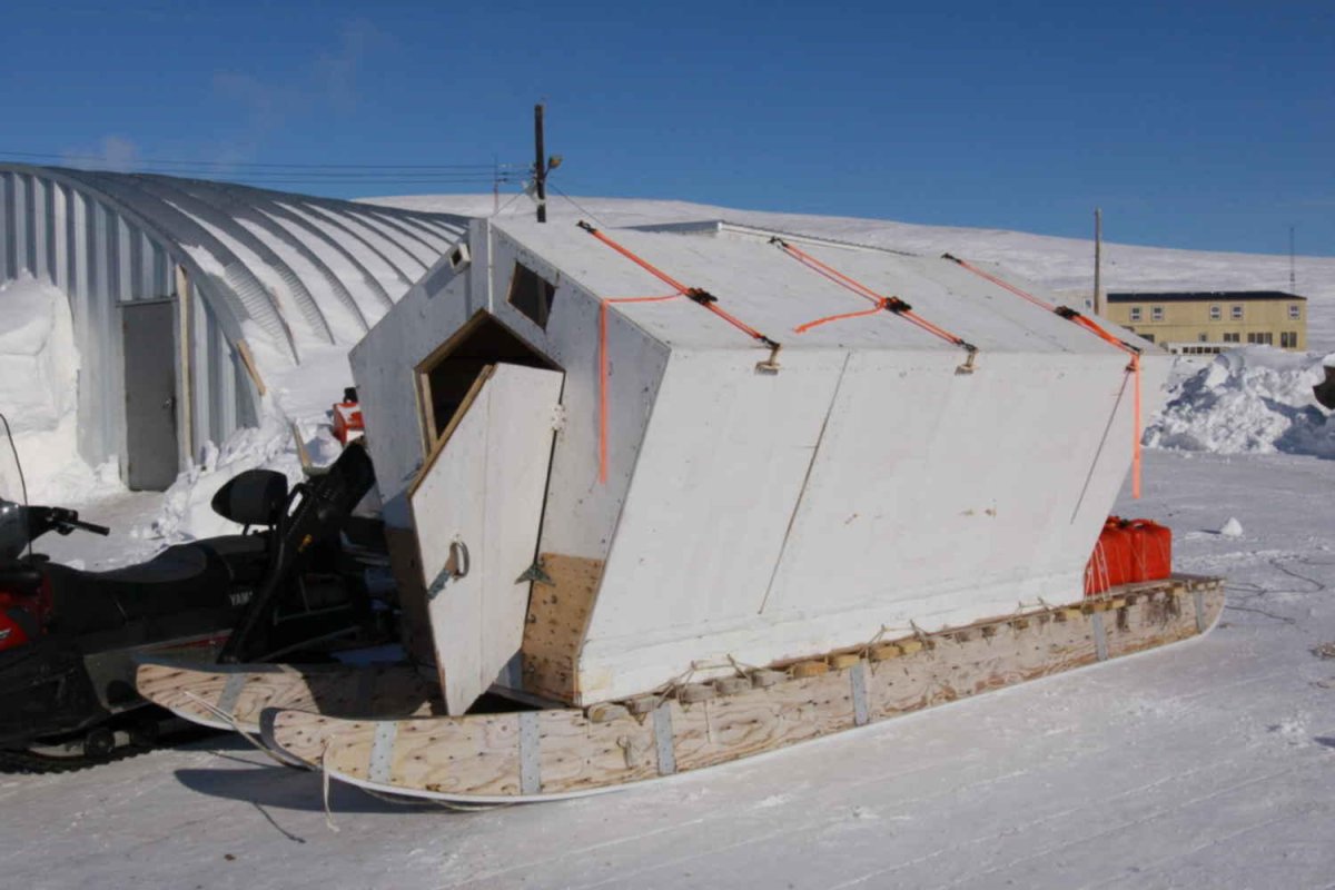 Передвижной домик для зимней рыбалки