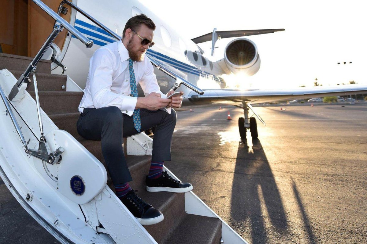 Конор МАКГРЕГОР возле самолета