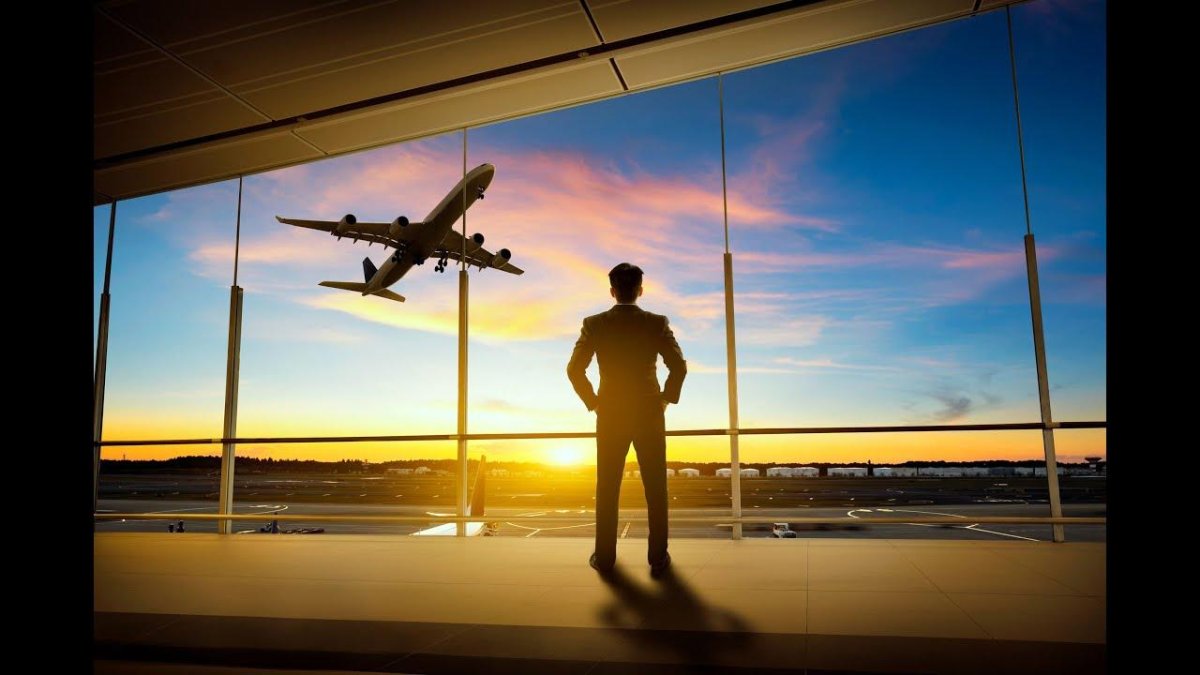 Человек на фоне самолета