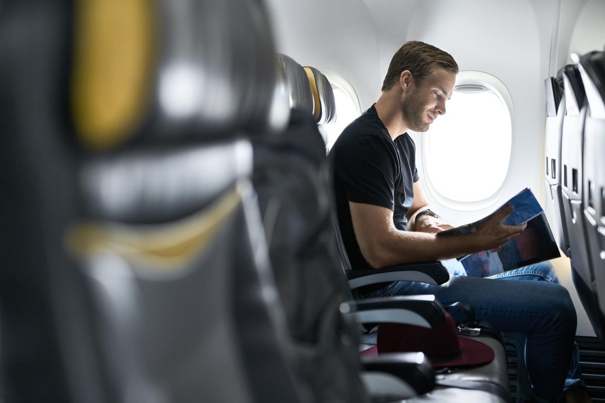 Мужчина в самолете