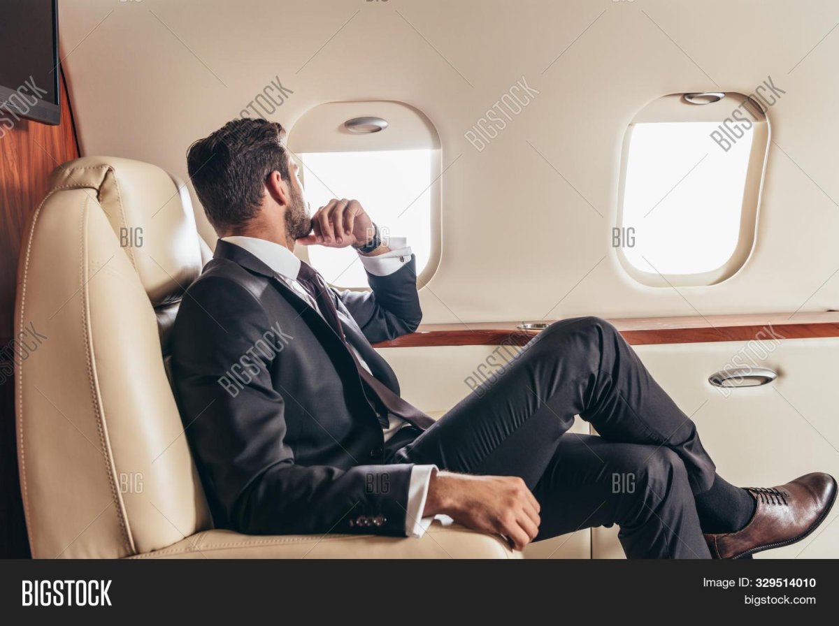 Бизнесмен в частном самолете