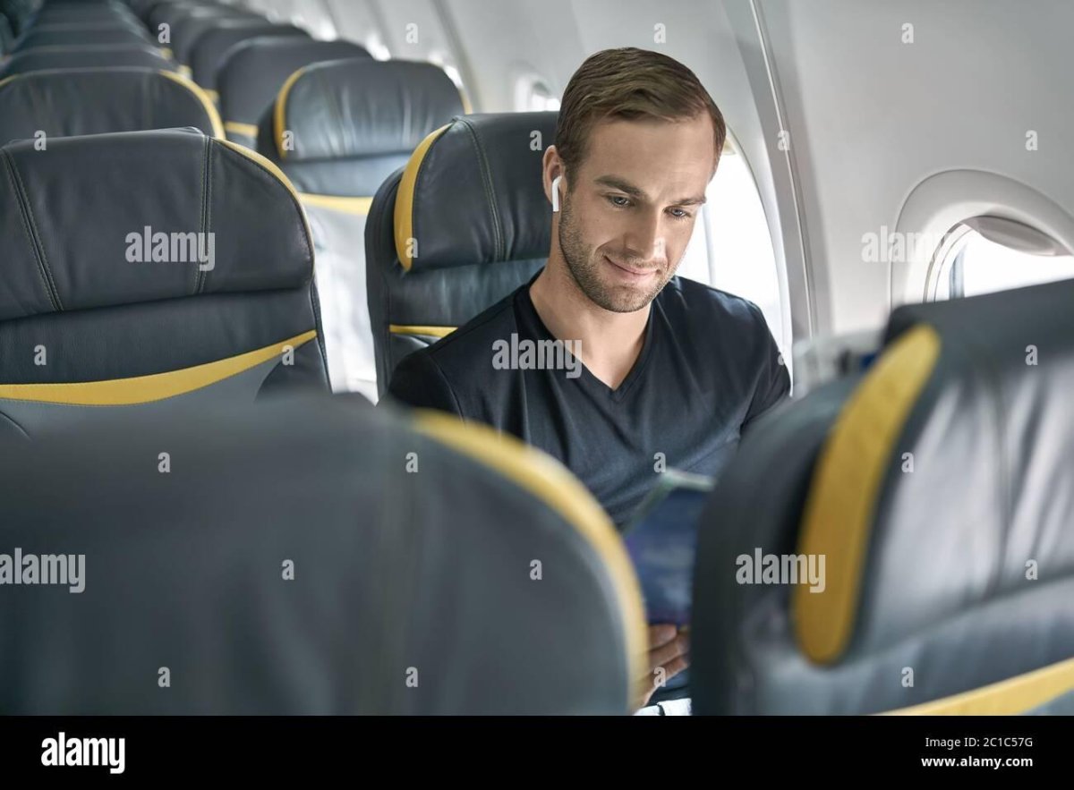 Мужчина в самолете