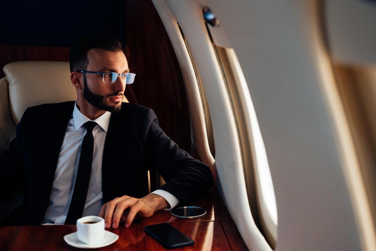 Частный самолет и мужчина