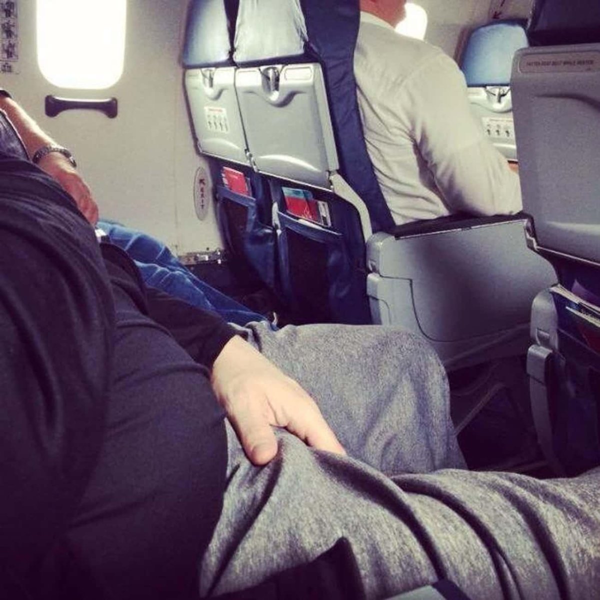 Ноги мужские в самолете
