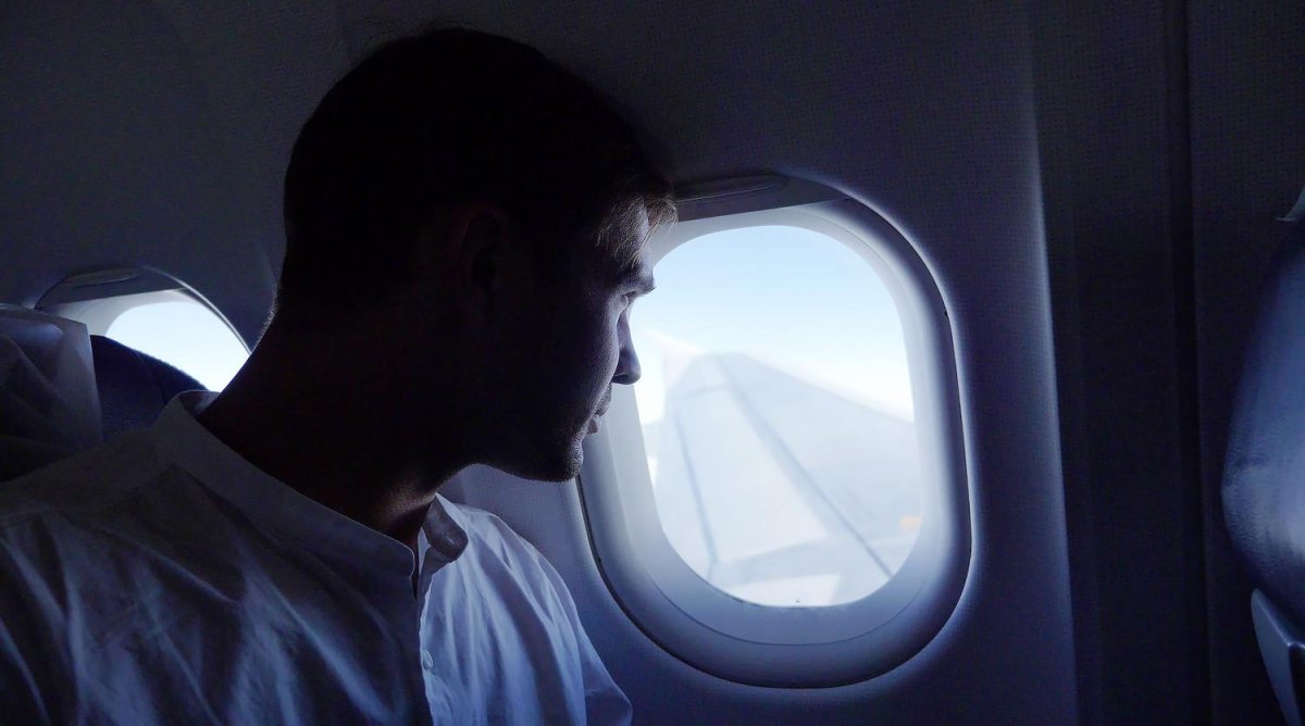 Человек в окне самолета