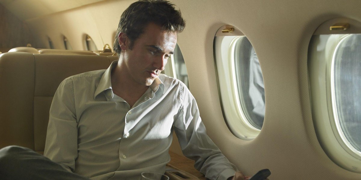 Человек в кресле самолета