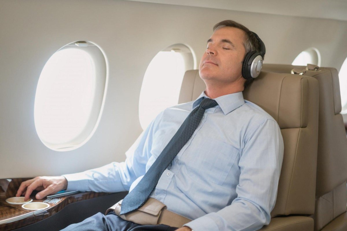 Человек сидит в самолете