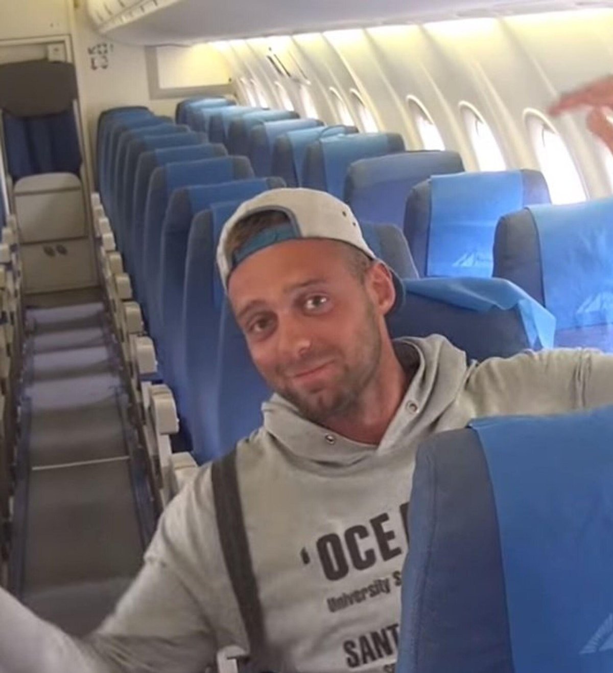 Фото мужчины в самолете