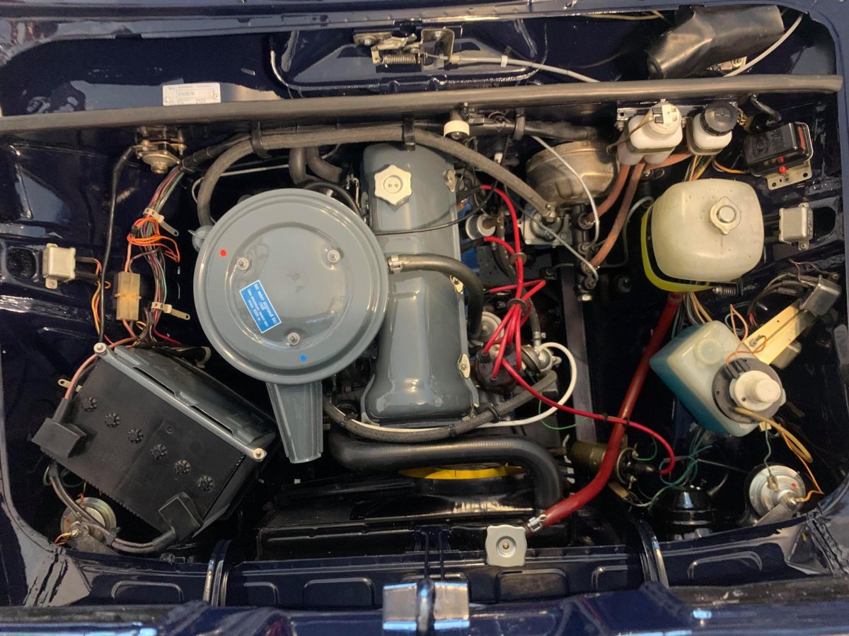 ВАЗ 2103 моторный отсек