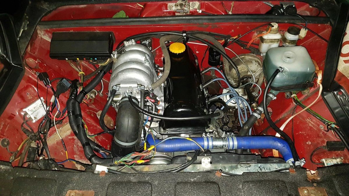 Моторный отсек ВАЗ 2105 инжектор