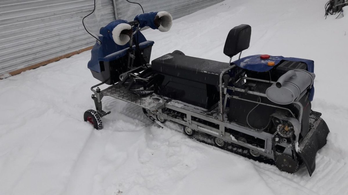 Мотобуксировщик с лыжным модулем "Разгуляй-15 "