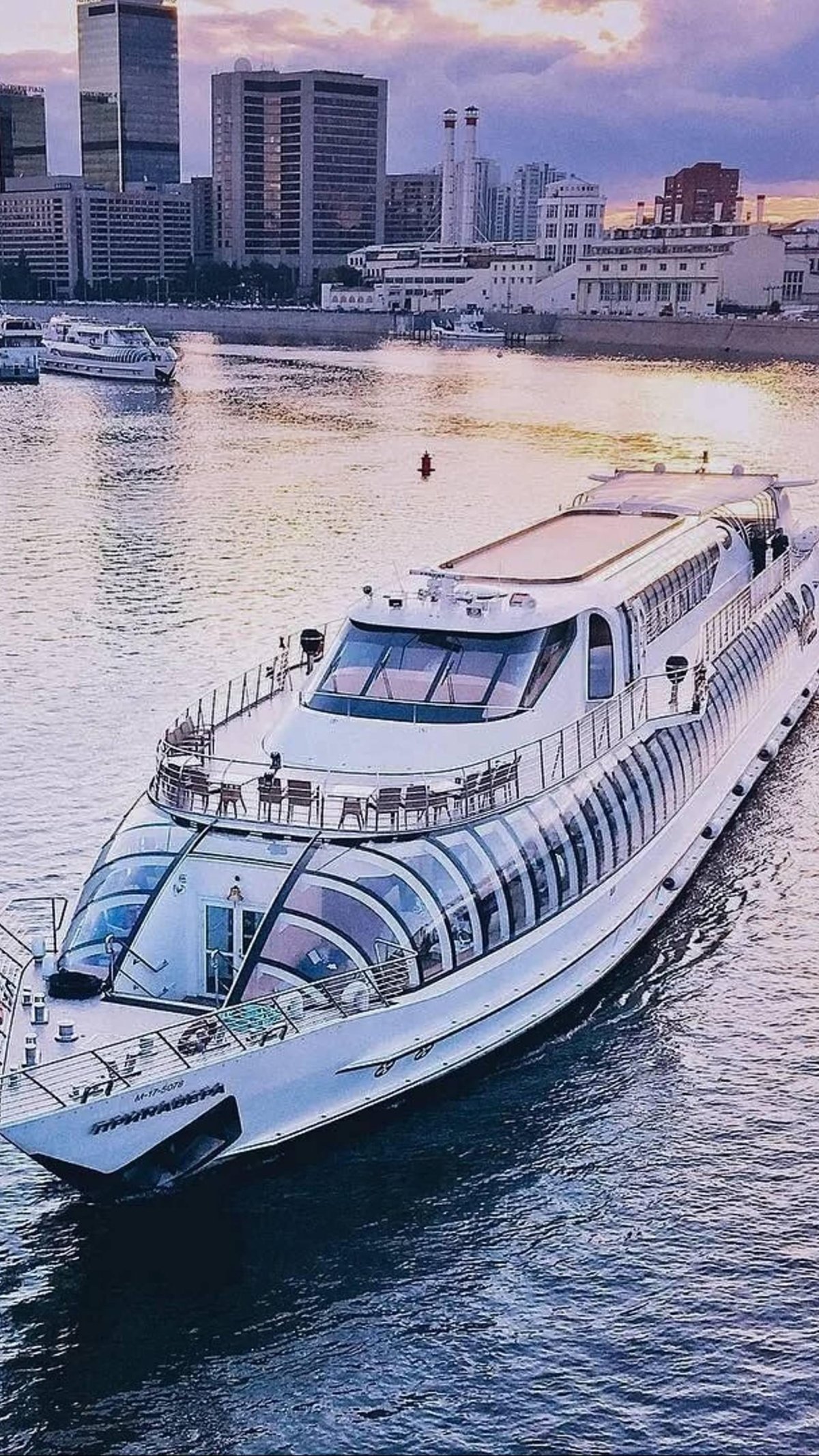 Яхта Рэдиссон Москва река