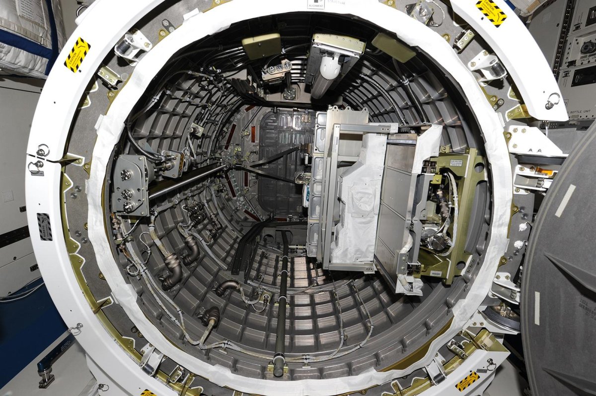 Шлюзовая камера МКС