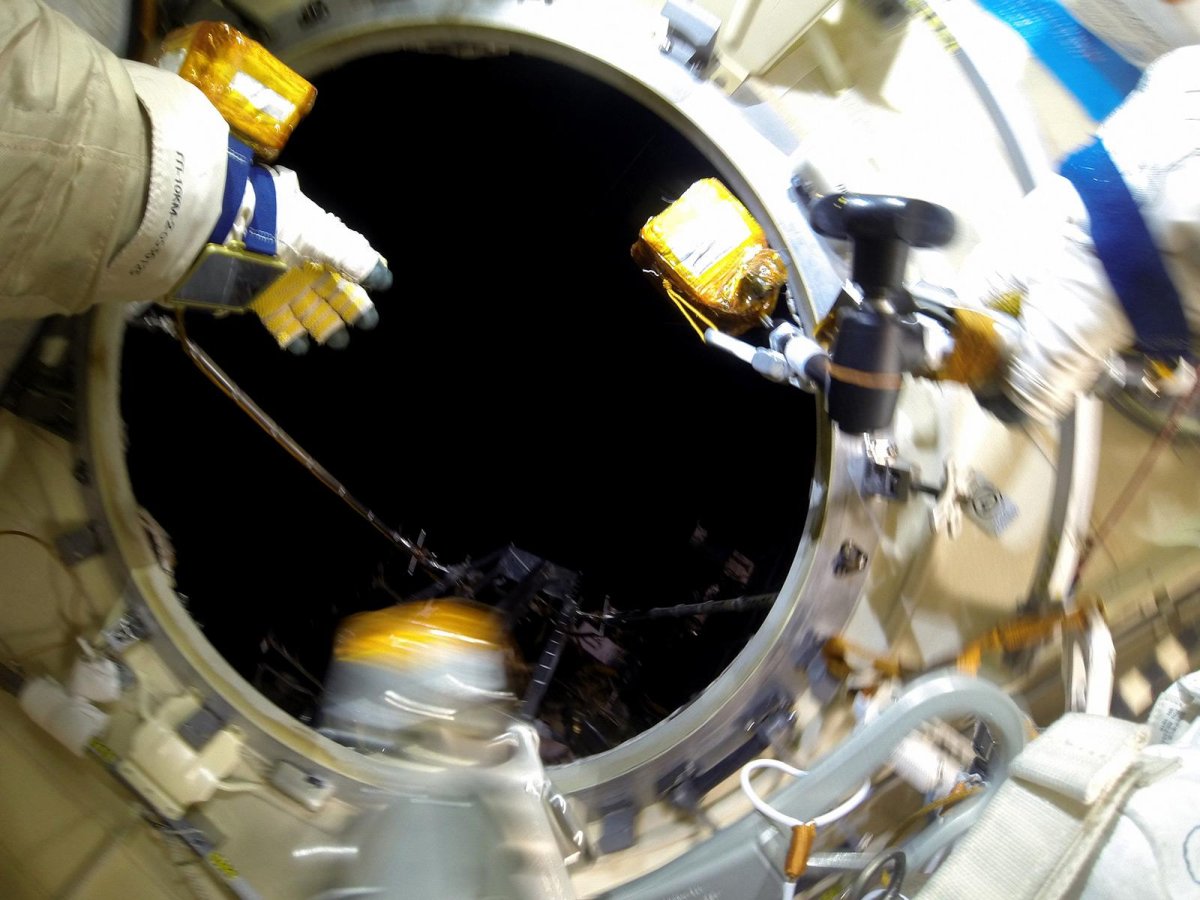 Космонавт МКС иллюминатор