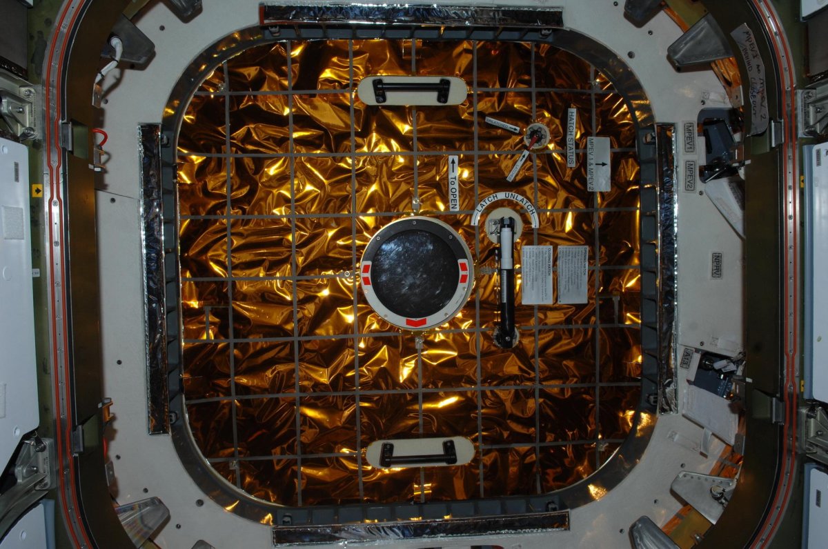 Шлюзовой люк МКС