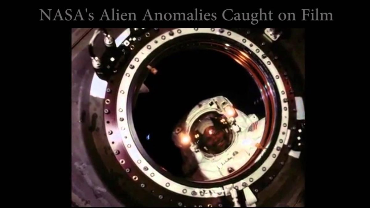 Космонавт МКС иллюминатор