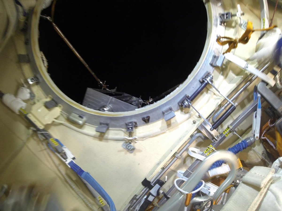 Шлюзовой люк МКС