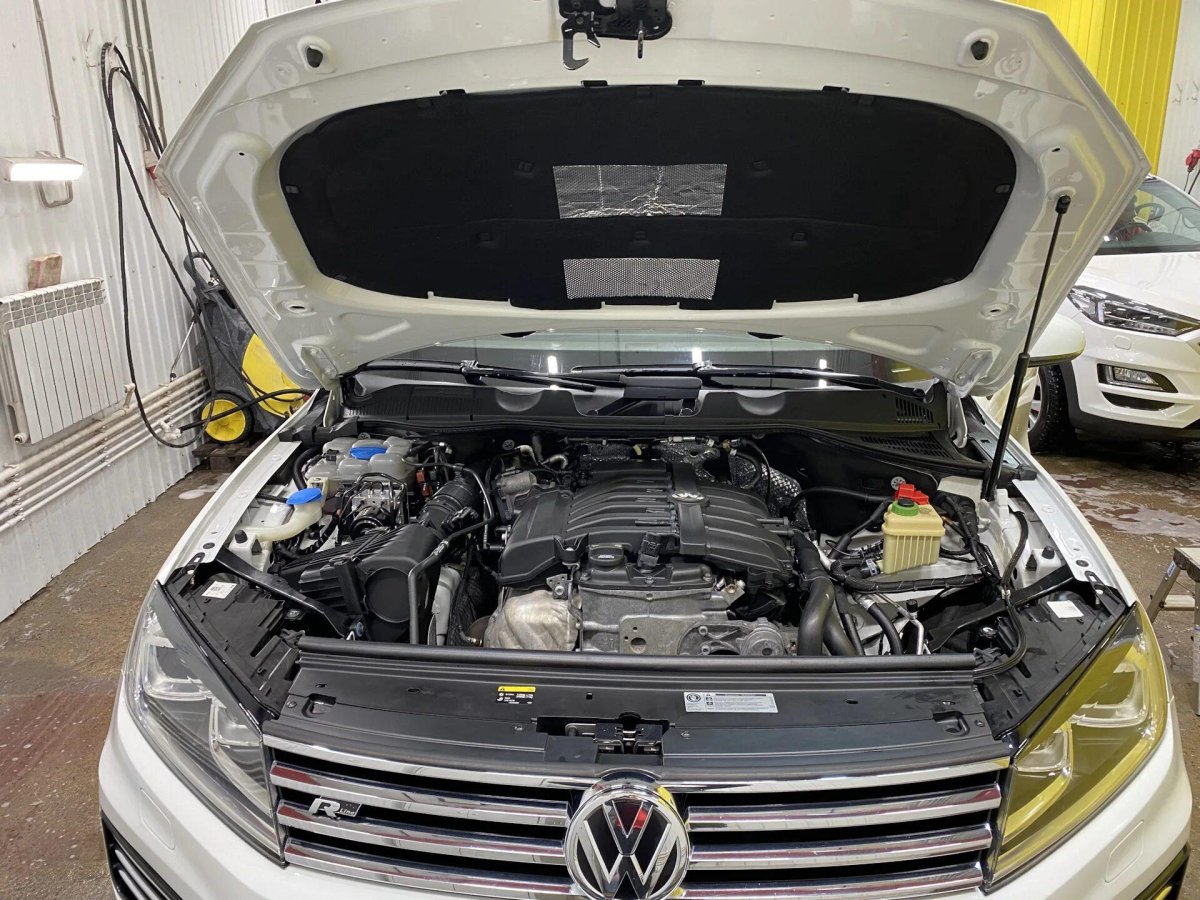 Подкапотка Туарег 3 поколения