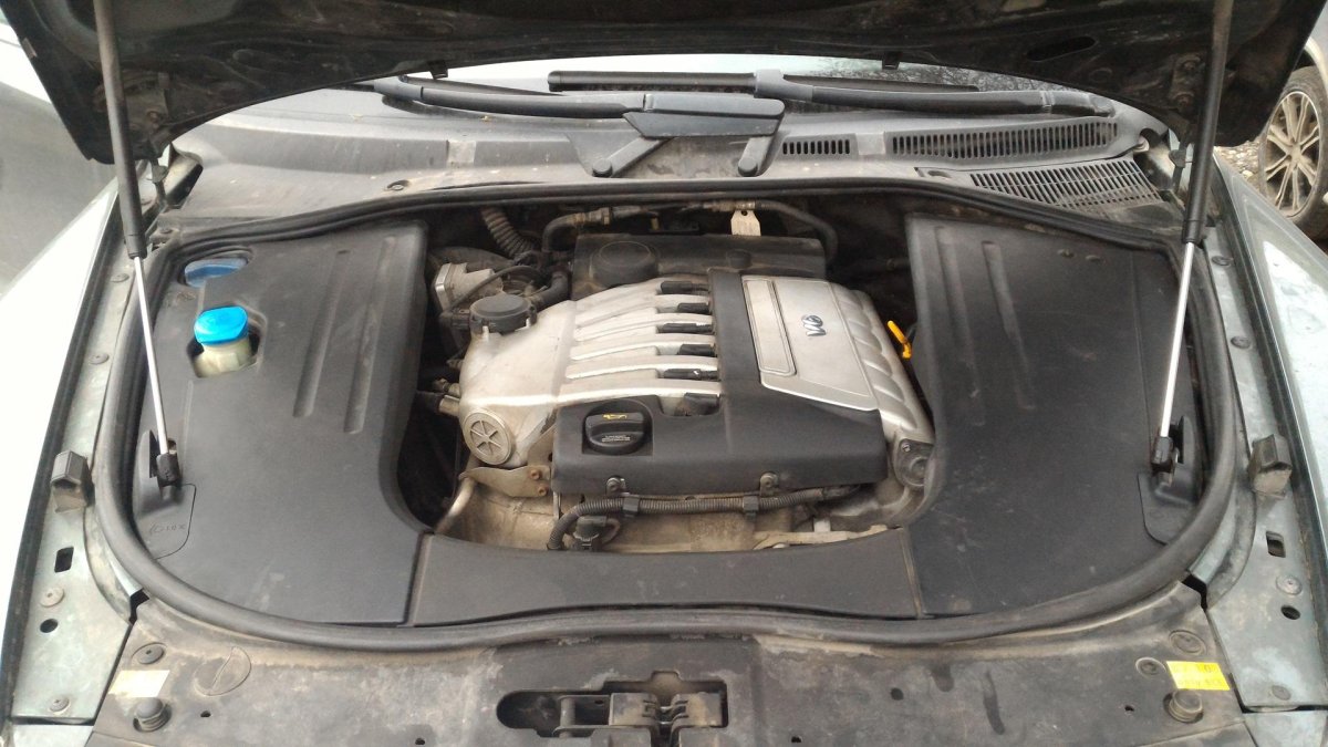 Туарег 3.6 пластик подкапотный