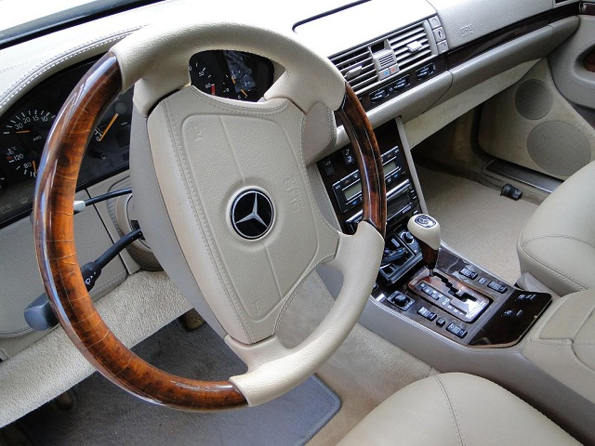 140 Мерседес с белым салоном